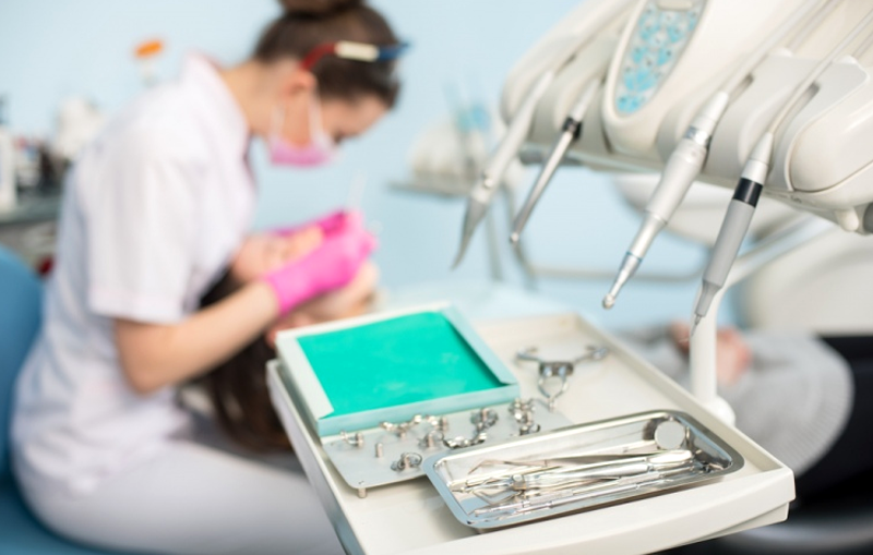 راهنمای نگهداری و افزایش عمر تجهیزات دندانپزشکی | نکات حرفه‌ای برای مطب